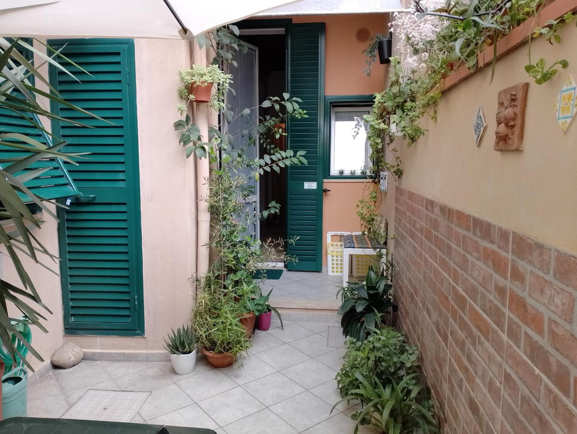 Апартаменты Il Piccolo Eden - Private Garden Ливорно Экстерьер фото