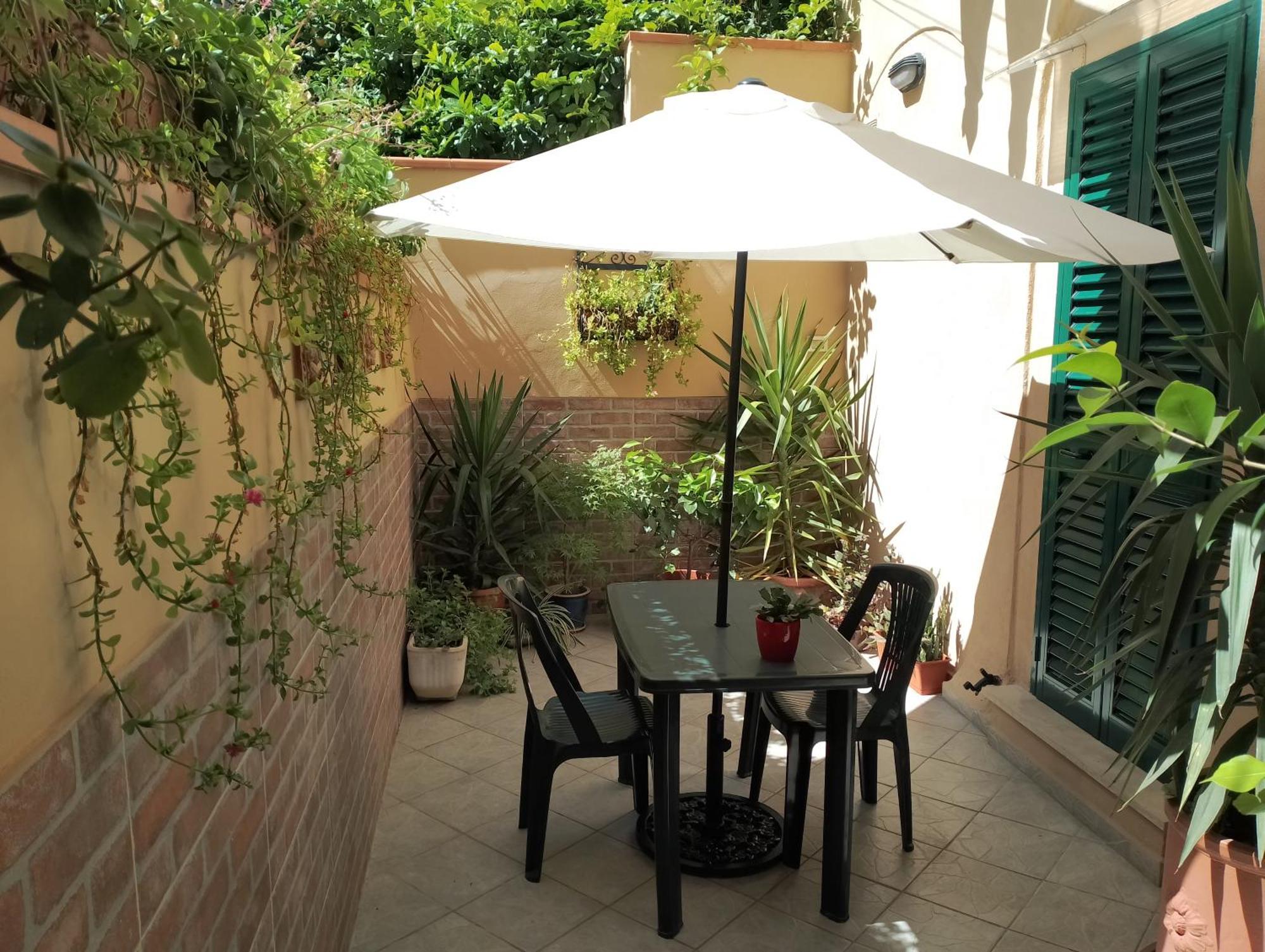 Апартаменты Il Piccolo Eden - Private Garden Ливорно Экстерьер фото