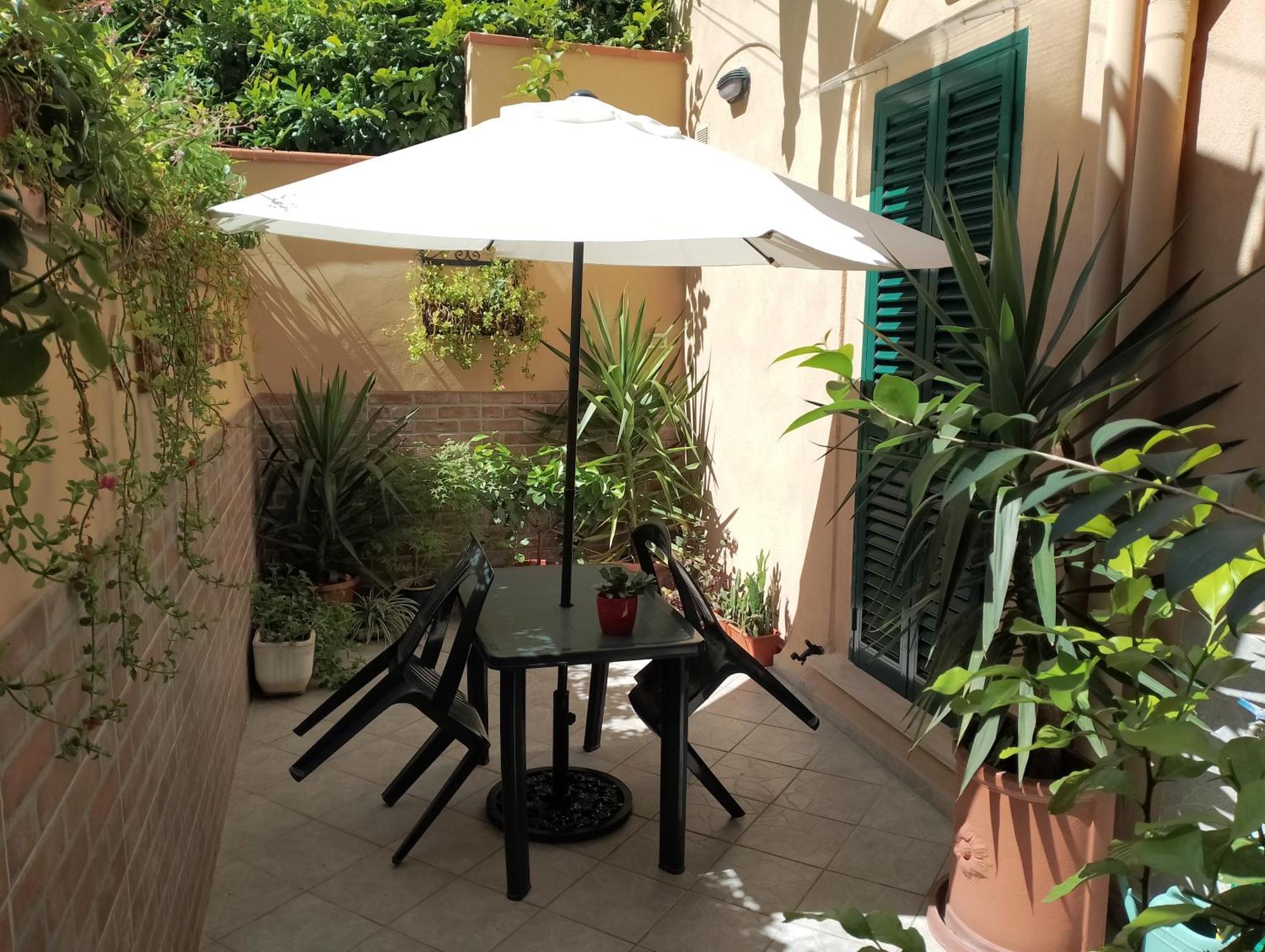 Апартаменты Il Piccolo Eden - Private Garden Ливорно Экстерьер фото