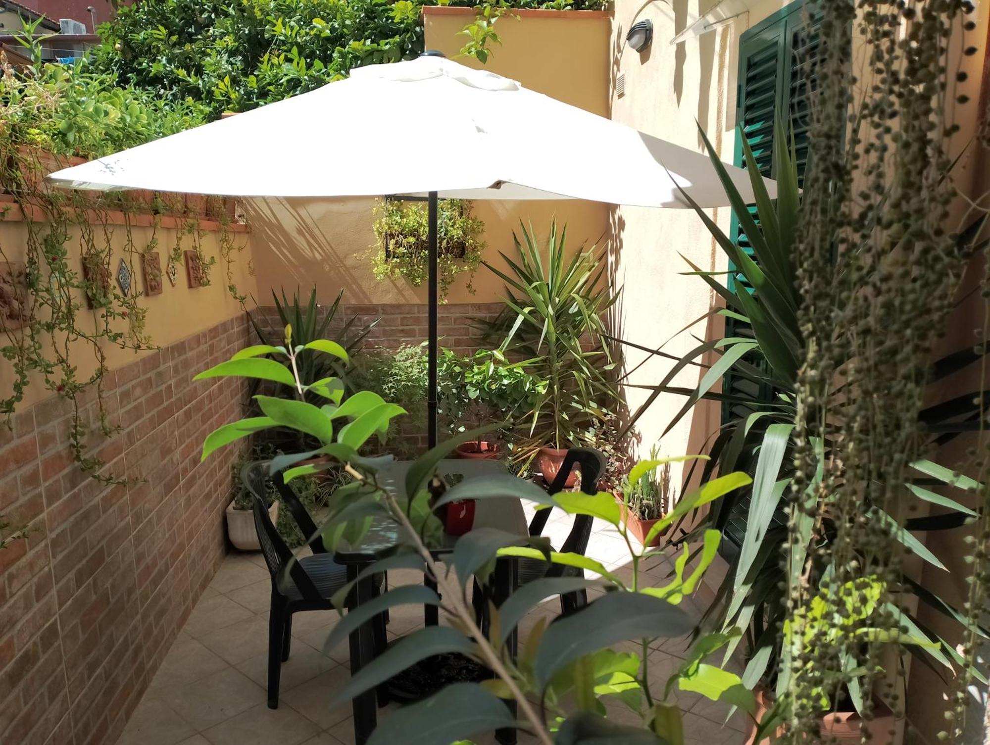 Апартаменты Il Piccolo Eden - Private Garden Ливорно Экстерьер фото