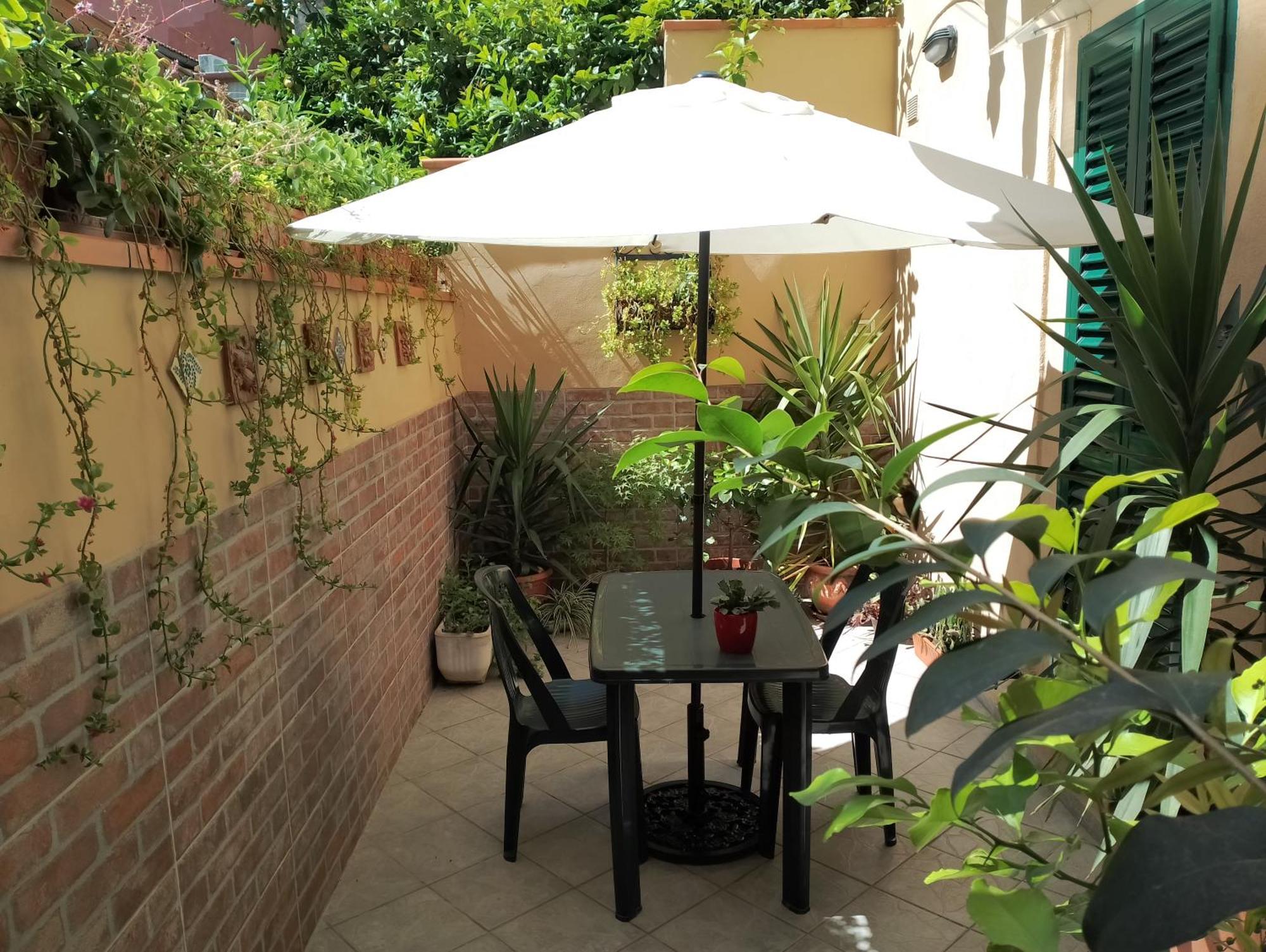Апартаменты Il Piccolo Eden - Private Garden Ливорно Экстерьер фото